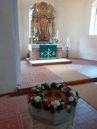 Altar und Taufbecken der St. Dionysius Kirche in Holle
