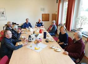 Gruppe bei Kaffee und Kuchen